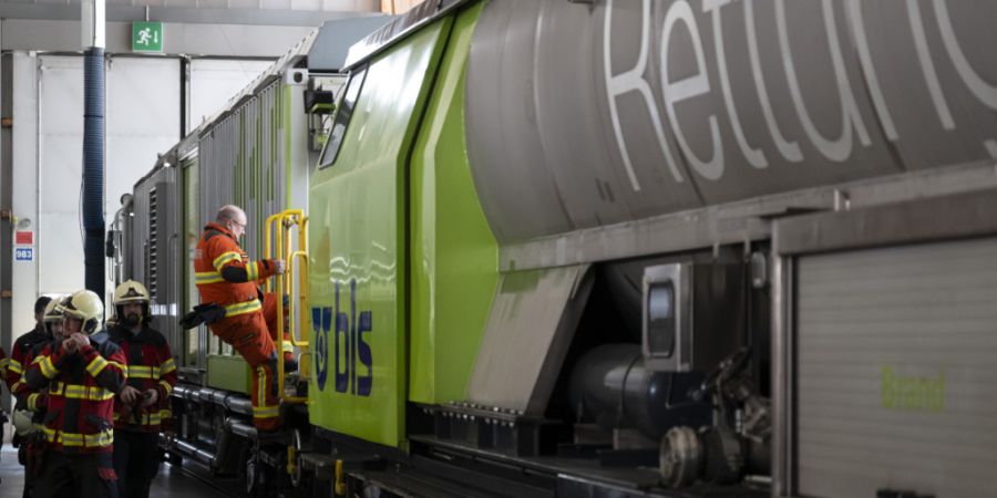 Die Berner Feuerwehren wurden 2025 vermehrt zu Bahnanlagen gerufen. Hier zu sehen sind Einsatzkräfte an der Rettungsübung im Lötschberg-Basistunnel. (Archivbild)