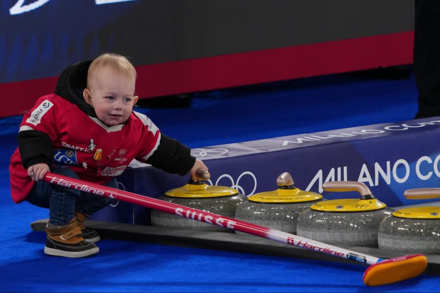 Auch gestern greift sich der anderthalbjährige Bub den Curling-Besen.