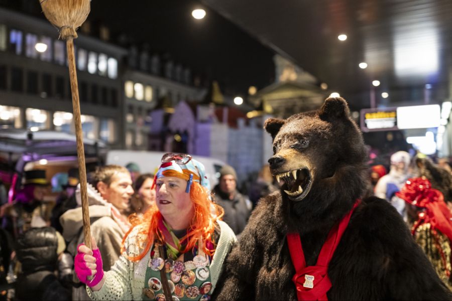 Hunderte Fasnachtsbegeisterte weckten den Fasnachtsbären aus seinem Winterschlaf im Käfigturm.