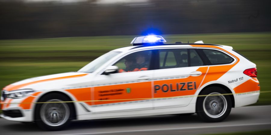 Eine Polizeipatrouille verfolgte am Mittwoch in Sennwald ein Fahrzeug mit zwei Rumänen. Beide konnten nach einer kurzen Flucht festgenommen werden. (Archivbild)
