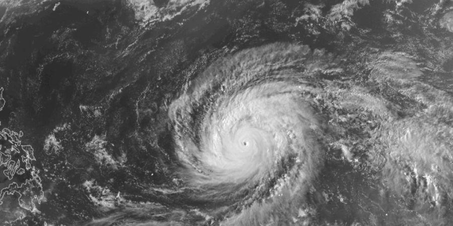 HANDOUT - Dieses von der National Oceanographic and Atmospheric Administration (NOAA) zur Verfügung gestellte Satellitenbild zeigt den Supertaifun «Sinlaku» im Pazifischen Ozean. Fot...