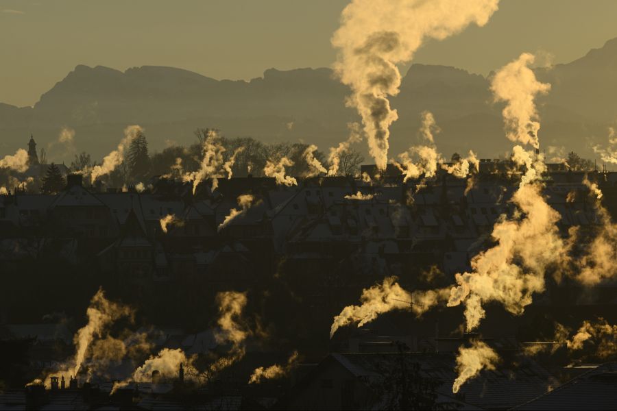 Die freigesetzten Stoffe schädigen nicht nur die Ozonschicht, sondern wirken auch als starke Treibhausgase.