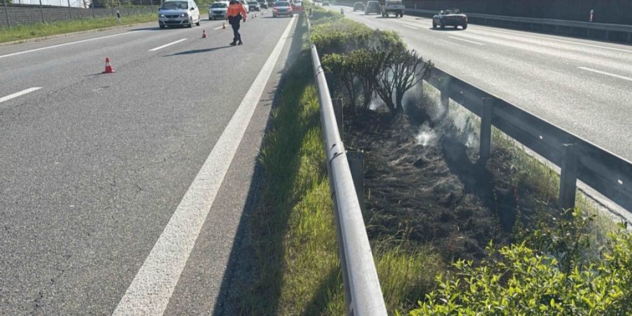 Auf der Autobahn bei Domat/Ems GR brannte der Mittelstreifen. Die Überholspuren waren während der Löscharbeiten beidseitig für eine Stunde gesperrt.