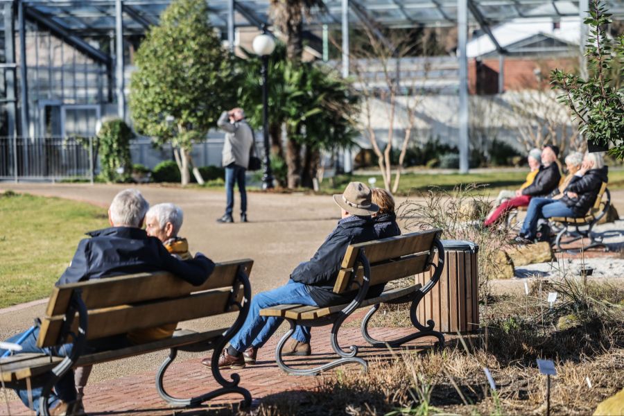 Der Grund für die krassen Temperaturunterschiede liegt in der Luft. Sie ist aktuell sehr trocken und kühlt in der Nacht deutlich stärker ab als feuchte Luft.