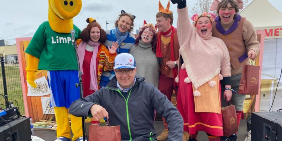 Gewinner Andrus Maileht (vorne M) aufgenommen beim Schweinequiek-Wettbewerb in Estland. Bei einem kuriosen Wettbewerb auf einer Agrarmesse im estnischen Tartu haben sich gut ein Dutzend...