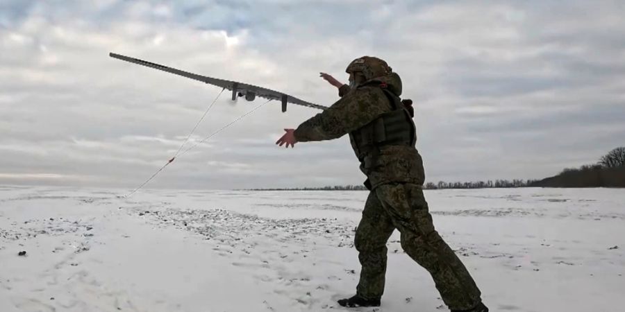 HANDOUT - Ein russischer Soldat startet eine Drohne für einen Einsatz an einem nicht genannten Ort in der Ukraine. Foto: Uncredited/Russian Defense Ministry Press Service/AP/dpa - ACHT...