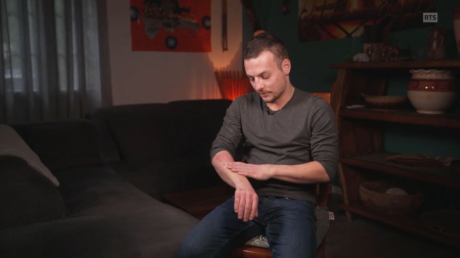 Der 28-Jährige entkam dem Feuer nur knapp. Er hat dabei das Bewusstsein verloren, wie er gegenüber RTS erzählt.