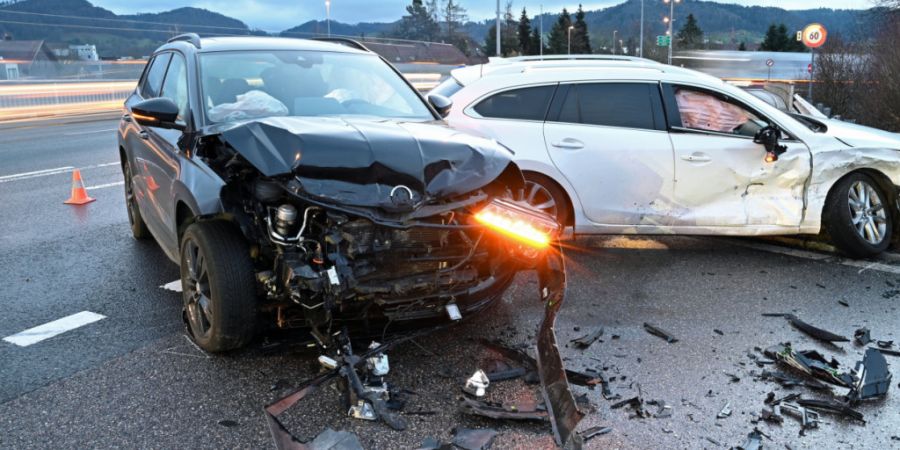 Nach einem Zusammenstoss im Reider Ortsteil Mehlsecken wurden eine Lenkerin und ein Lenker zur Kontrolle ins Spital gebracht.