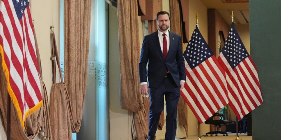 US-Vizepräsident JD Vance trifft nach einem Treffen mit Vertretern aus Pakistan und Iran zu einer Pressekonferenz ein. Foto: Jacquelyn Martin/POOL AP/AP/dpa