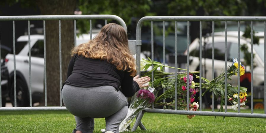 ARCHIV - Eine Frau legt nach dem Anschlag in Colorado einen Blumenstrauß nieder. Foto: David Zalubowski/AP/dpa/Archivbild