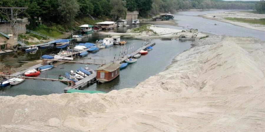 Ein höherer Wasserspiegel im Lago Maggiore bringt der Poebene deutlich mehr Wasser. Hier im Bild der Po bei Alessandria im Piemont im wasserarmen Juli 2003. (Archivbild)