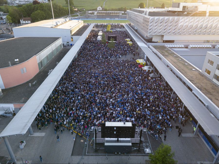 Tausende verfolgen das Geschehen in Davos auf den Screens vor der BCF Arena.