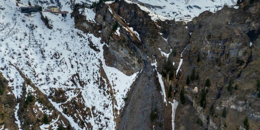 Mit Hilfe zweier Sprengungen wurde die Gefahrenlage unterhalb des Trübsees im Kanton Obwalden nach Angaben der Titlis Bergbahnen beseitigt.