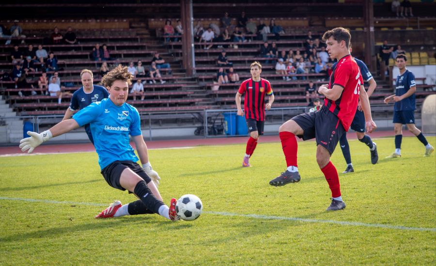Noel Hertig (FC Bern) vergibt gegen Dürrenast-Goalie Vital Badertscher.