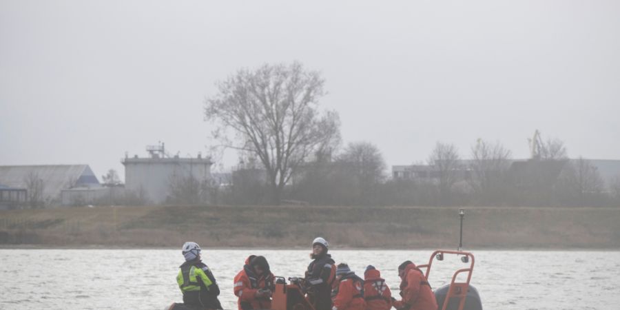 Umweltschützer lassen von einem Schlauchboot eine Drohne starten. Nach seiner zwischenzeitlichen Befreiung von einer Sandbank hängt der Buckelwal erneut fest. Foto: Philip Dulian/dpa