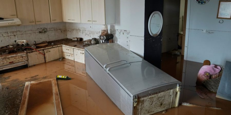 dpatopbilder - Hochwasser füllt ein Haus in Nea Makri. Foto: Thanassis Stavrakis/AP/dpa
