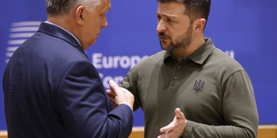 ARCHIV - Ungarns Premierminister Viktor Orban (l) spricht mit dem ukrainischen Präsidenten Wolodymyr Selenskyj auf einem EU-Gipfel. Foto: Omar Havana/AP/dpa/Archivbild