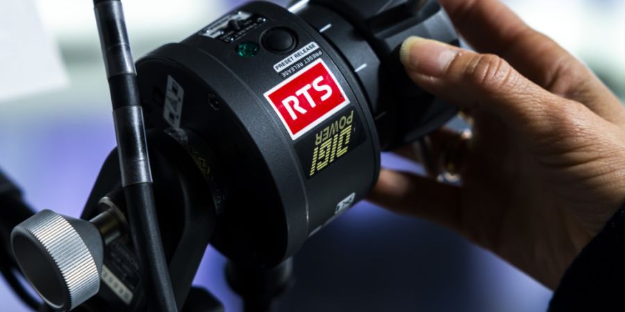 Das Westschweizer Fernsehen RTS darf nach einem vorläufigen Gerichtsentscheid zwei Reportagen über einen Freiburger Heiler wieder ausstrahlen. (Symbolbild)