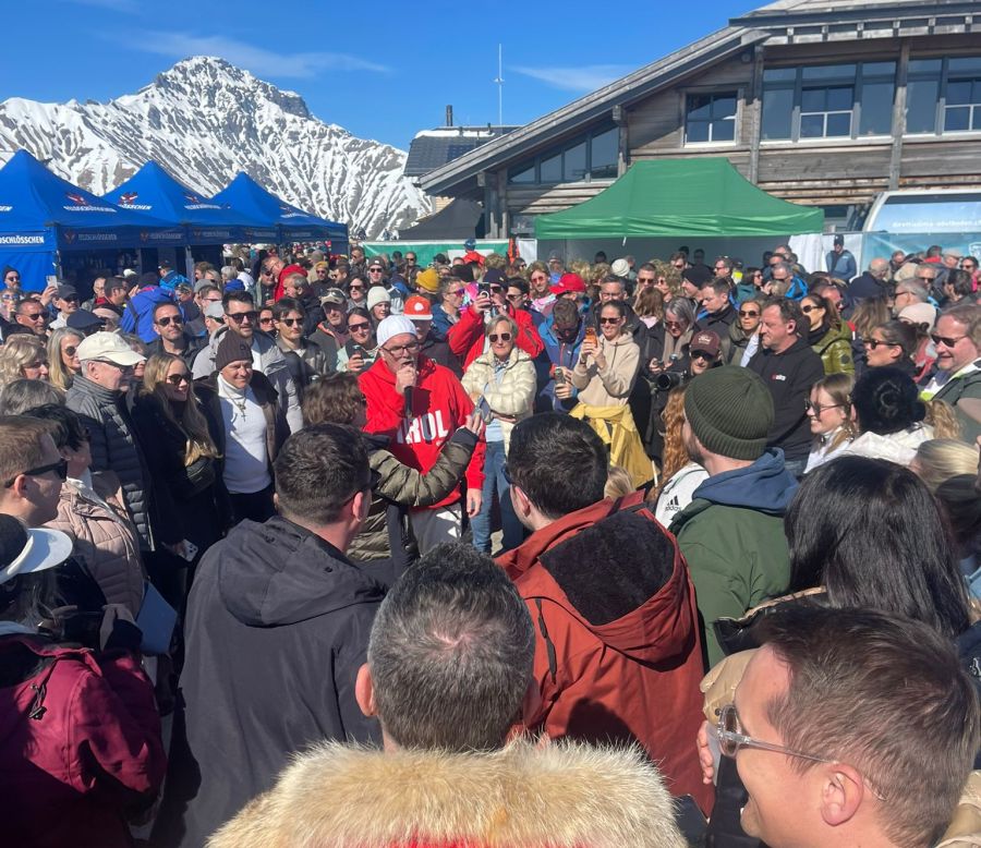 DJ Ötzi steigt ins Publikum und singt das «Vogellisi-Lied».