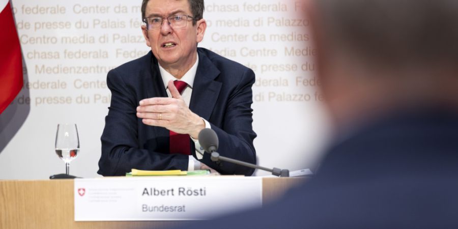 Verkehrsminister Albert Rösti stellt Pläne des Bundesrates für den Bau von Bahnanlagen und Strassen in den nächsten rund zwanzig Jahren den Medien vor.
