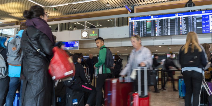 Geduldsprobe für Passagiere am Flughafen Genf. Eine Panne bei der Flugsicherung Skyguide beeinträchtigte den Luftverkehr am Dienstag. (Archivbild)
