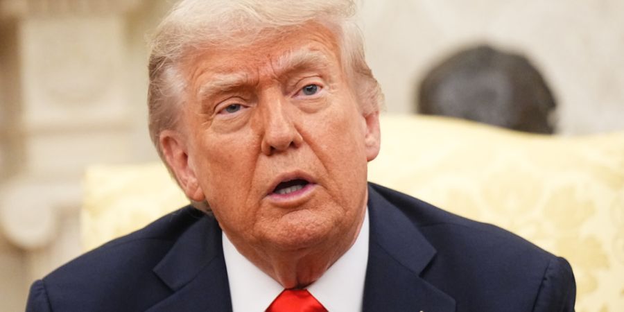 ARCHIV - US-Präsident Donald Trump spricht beim Empfang von Bundeskanzler Merz (CDU) im Oval Office im Weißen Haus. Es ist das erste Treffen zwischen beiden Politikern seit dem Amtsan...