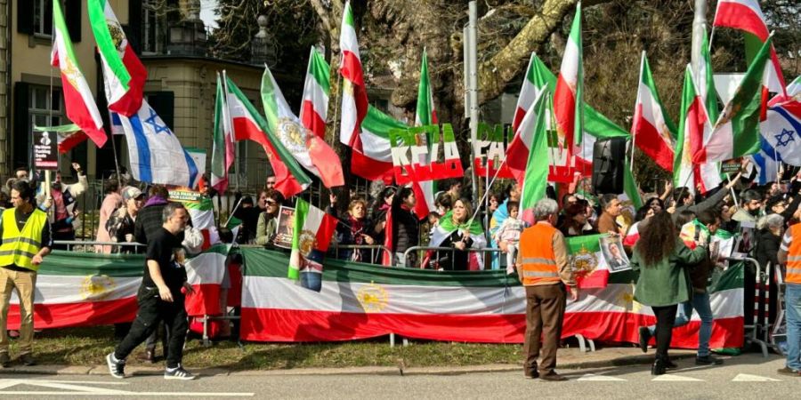 Rund 200 Personen demonstrierten in Bern gegen das iranische Regime.