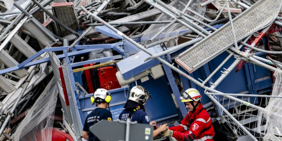 Rettungskräfte am 12. Juli 2024 nach dem Einsturz des Baugerüsts in Prilly VD. (Archivbild)