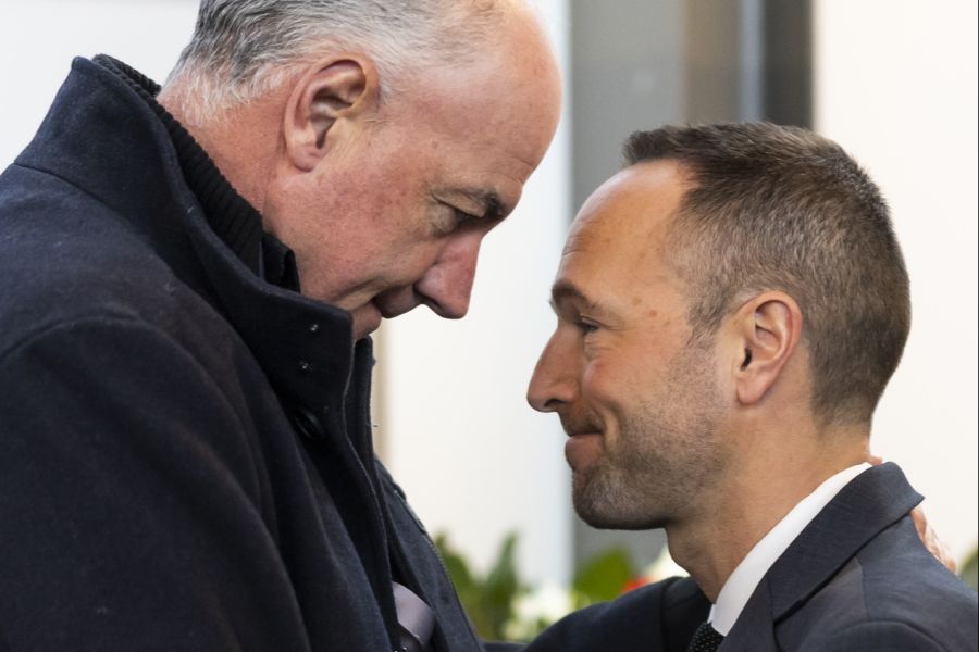 Der Walliser Staatsrat hat nun pro Opfer 10'000 Franken gesprochen. (Im Bild: Mathias Reynard (r., Staatsratspräsident) und Christophe Darbellay (Staatsrat))