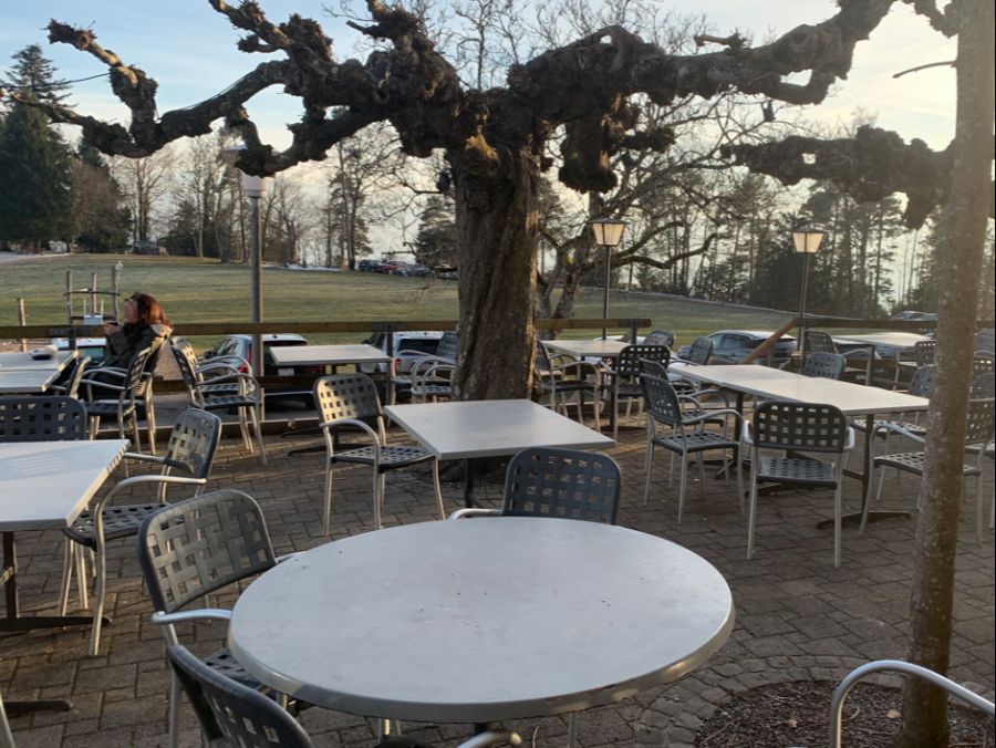 ... und sich damit auf die noch sonnige Restaurantterrasse setzen