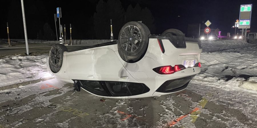 Der BMW des Typs 120 landete beim Unfall auf dem Dach.