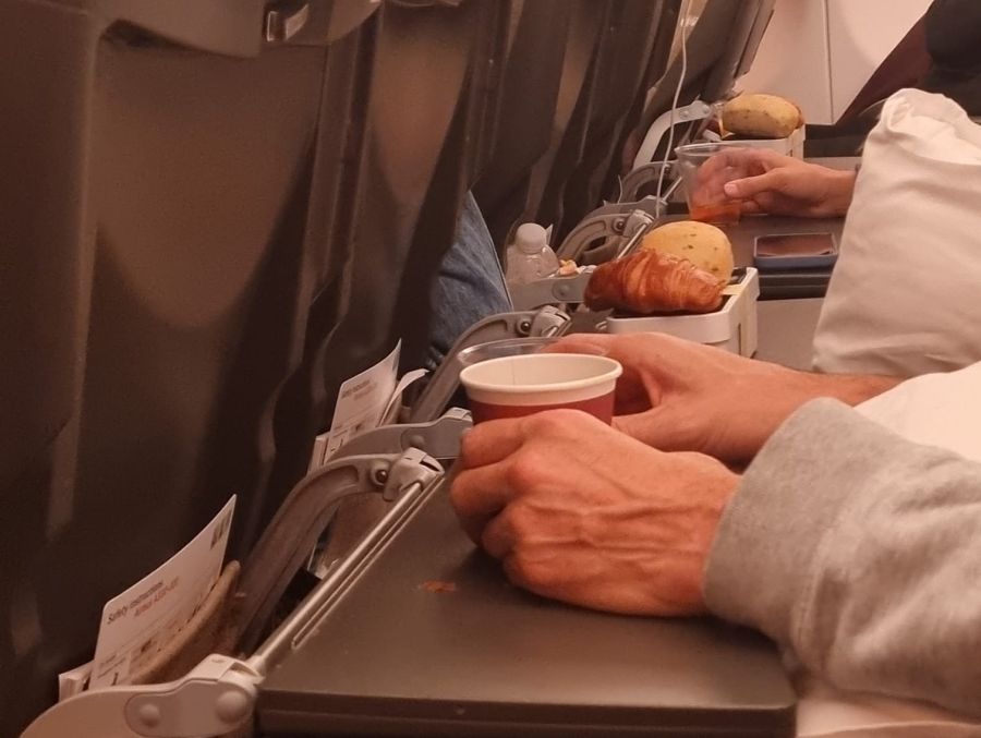 Dieses erweist sich nicht immer als funktional – insbesondere bei harter Butter. Dann nämlich lassen sich die Brötli und Gipfeli kaum ordentlich bestreichen.