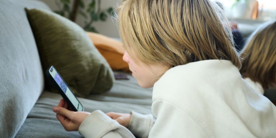 Die Mehrheit der befragten Eltern fühlen sich im Stande, ihr Kind im Umgang mit dem Handy gut zu begleiten. Doch wünschen sich rund die Hälfte der Befragten einen besseren Schutz dur...