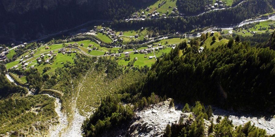 Blick auf die Gemeinde St. Niklaus und eine instabile Felswand, welche schon 2002 darunter liegende Häuser bedrohte. (Archivbild)