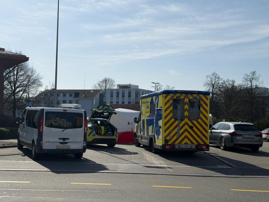 Die Einsatzfahrzeuge beim Unfallort.