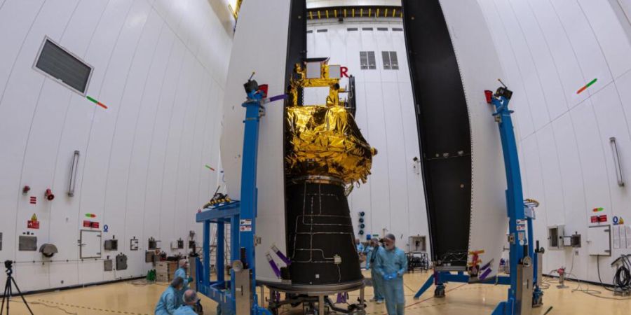 Der Satellit wurde bereits in einer Raketenspitze verpackt. Neben Teilen des Teleskops wurde auch die Raketenspitze in der Schweiz gefertigt.