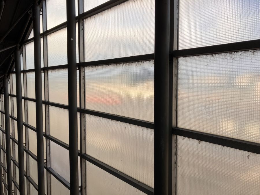 Auch die Fenster oben beim Bahnhof sind dreckig.
