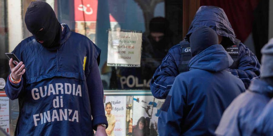 Polizeibeamte inspizieren einen angeblichen Wohltätigkeitsverein zur Unterstützung palästinensischer Zivilisten. Foto: Claudio Furlan/LaPresse via AP/dpa - ACHTUNG: Nur zur redaktion...