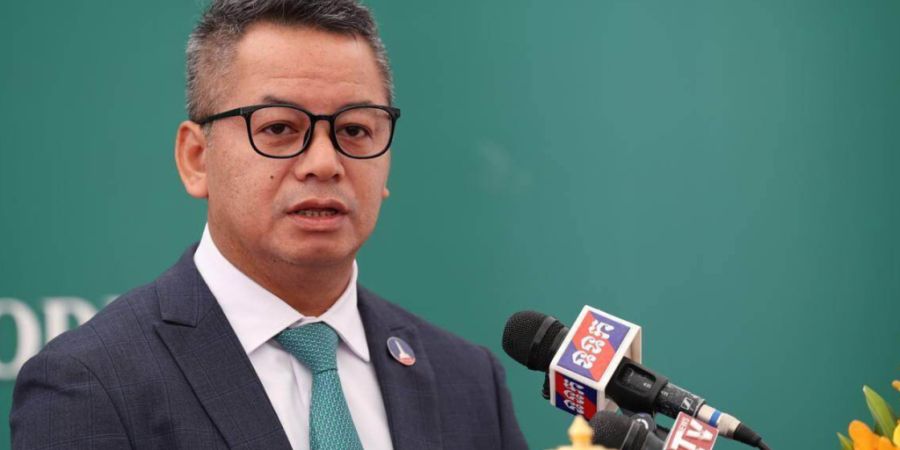 Der kambodschanische Verteidigungsminister Tea Seiha spricht auf einer Pressekonferenz. Foto: Uncredited/Agence Kampuchea Press (AKP)/AP/dpa