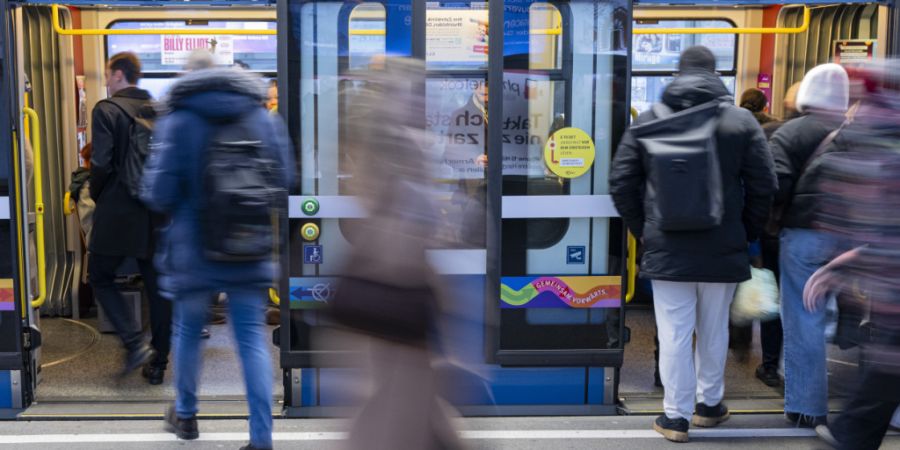 Der Anteil der Pendlerinnen und Pendler, die mit dem öffentlichen Verkehr zu ihrem Arbeitsplatz unterwegs sind, soll erhöht werden. (Archivbild)