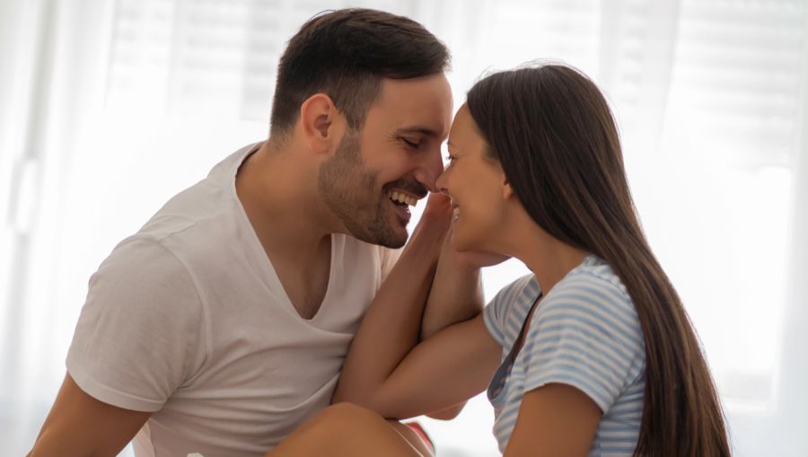 Mann und Frau verliebt und lachend