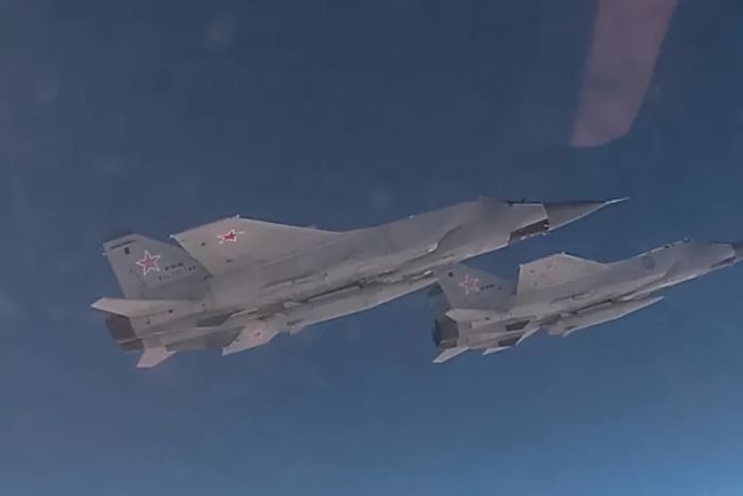 Russische Kampfjets am Himmel