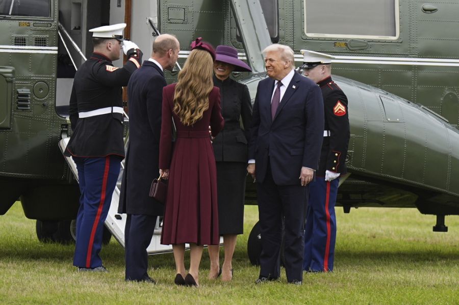 Hier werden Trump und Melania von den Royals begrüsst.