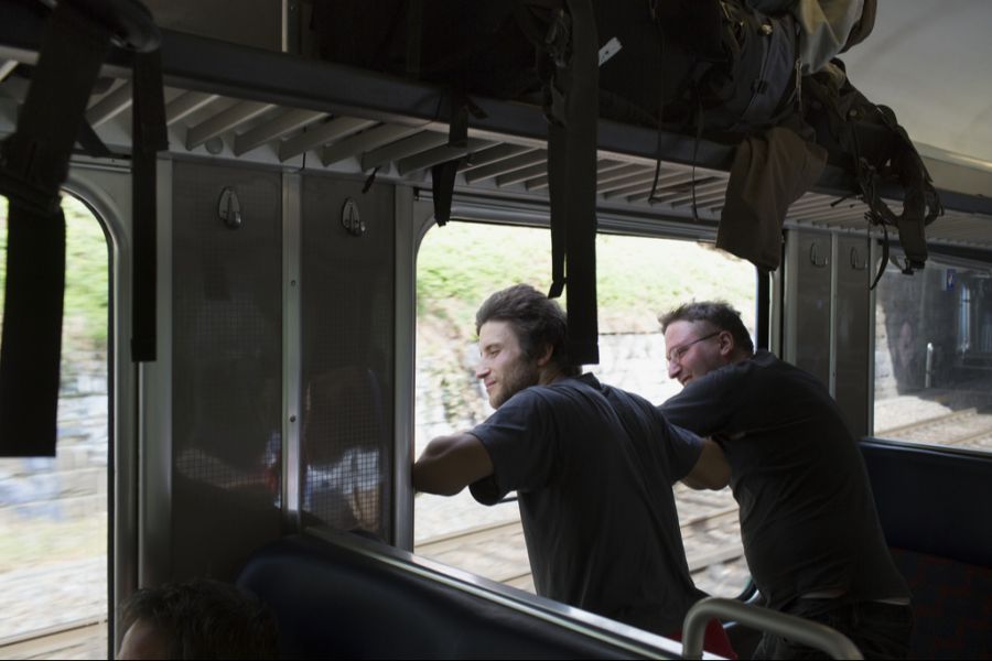 So wärs richtig: Die Sitze frei, das Gepäck auf den Ablagen oberhalb der Sitze platziert.