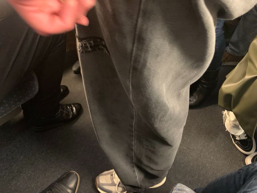 Zahlreiche Passagiere hofften, dass der besetzte Sitzplatz doch noch frei wird, und versammelten sich vor dem Abteil.