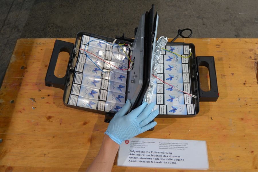 Bei der Kontrolle eines Kleinbusses fanden Zöllner im Juni 2021 bei Lienz SG Zigaretten.