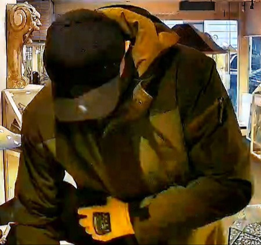 Beim Raub verletzte der Täter einen Mitarbeiter.