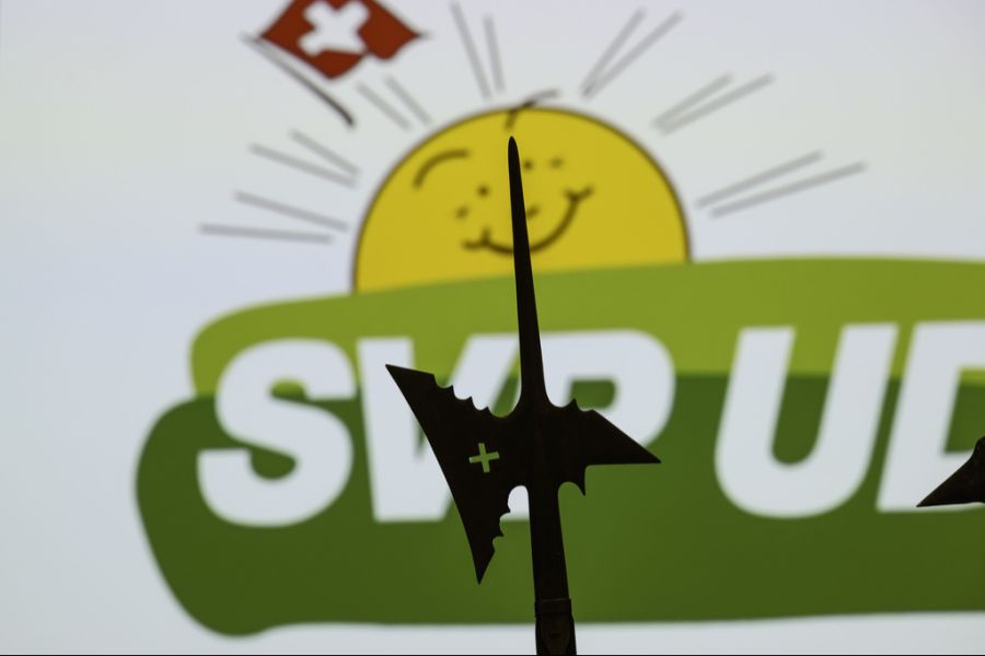 Politiker vermuten, die SVP wolle mit ihren Äusserungen ein doppeltes Mehr bei der Abstimmung erzwingen.