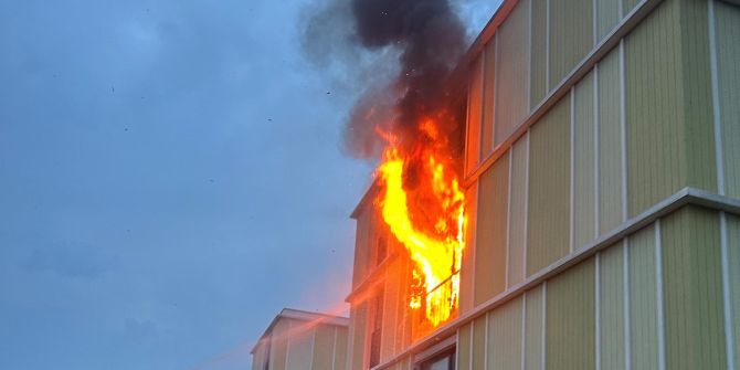 Brand in Mehrfamilienhaus