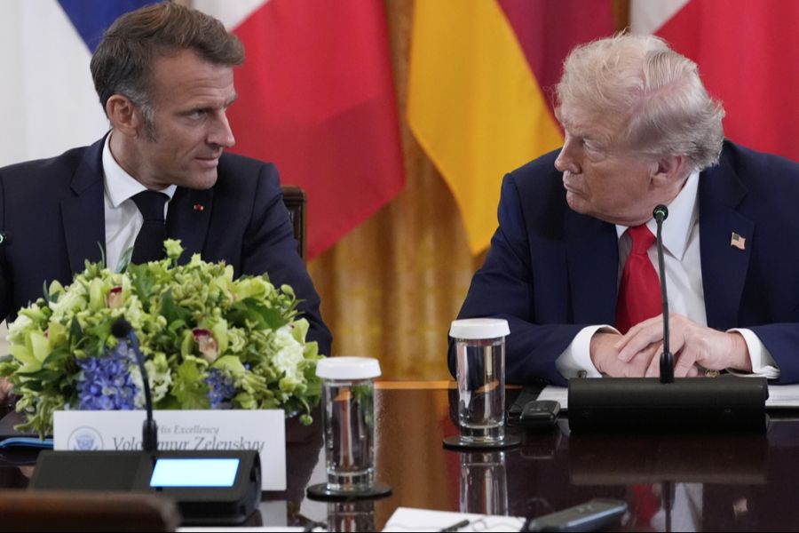 Während des Ukrainegipfels flüsterte Donald Trump Emmanuel Macron etwas zu.